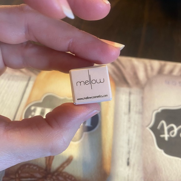 🚨 🥷♥️Bundle me Mellow liquid lip gloss. Nice caramel color . - Picture 3 of 6